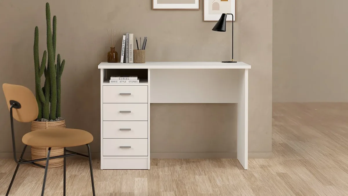 Function Plus skrivebord i hvitt med fire skuffer