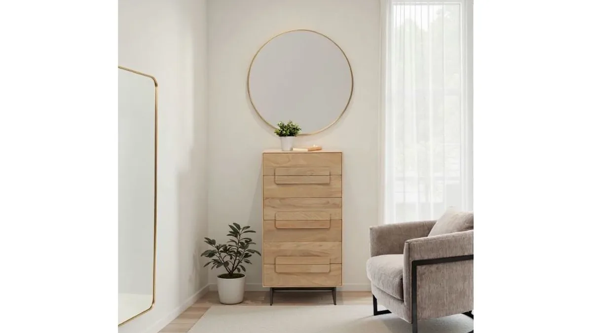 Simply rundt veggspeil med gullfarget ramme på en vegg