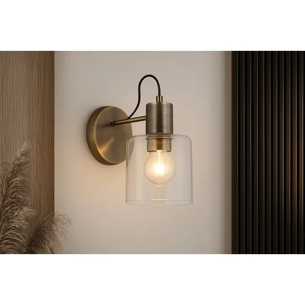 Chester vegglampe i antikk messing med klart glass
