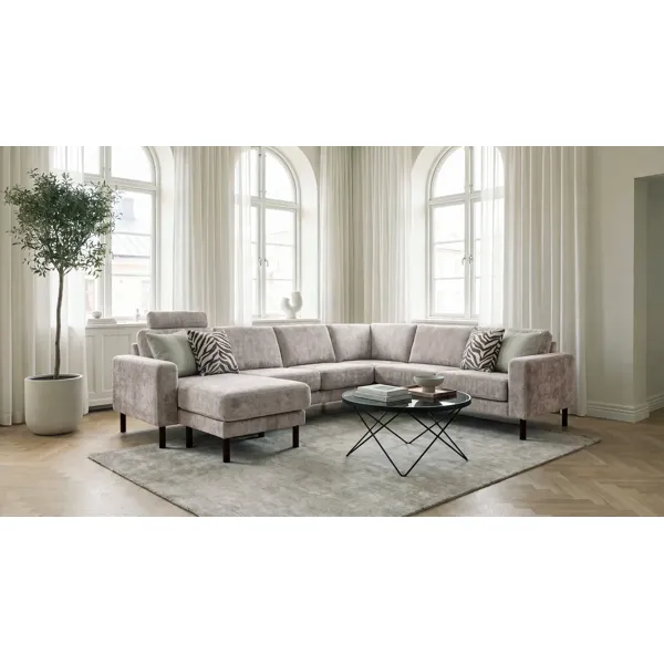 Como U-sofa i lys grått tekstil med sorte ben