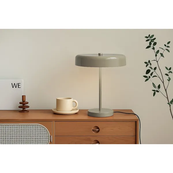 Disc bordlampe i taupe med metallskjerm