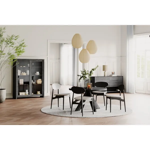 Guest rundt spisebord i sortbeiset eik med kryssben