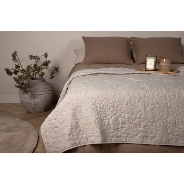 Niki sengeteppe i beige mikrofiber med blomstersømmer
