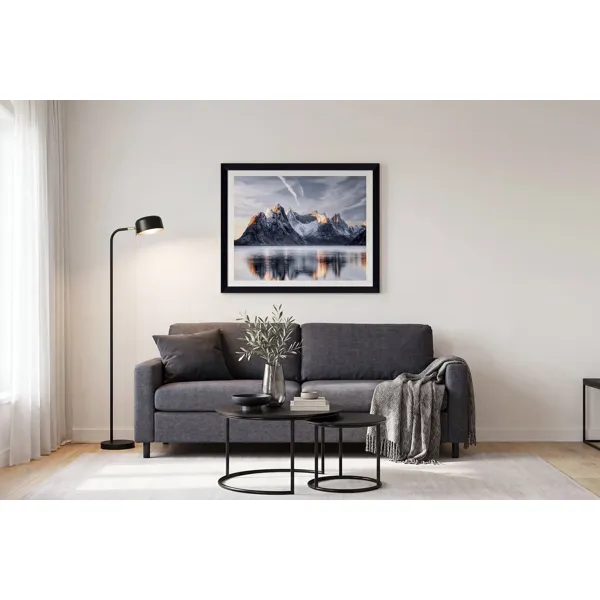 Nordic Awe bilde II, naturfoto av fjell i sort ramme