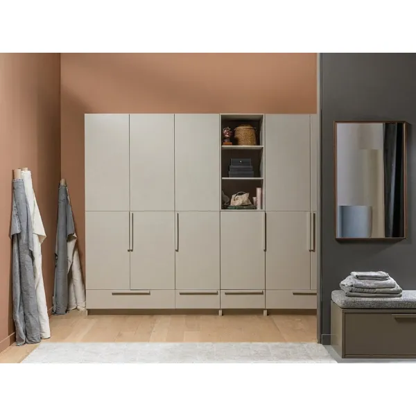 Pure garderobeskap med tre dører i dust-finish