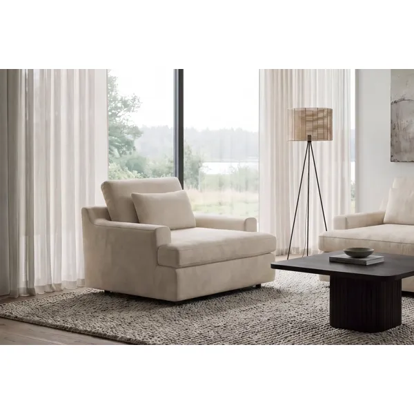 Roma stol fra Furninova i lys beige tekstil med sorte ben