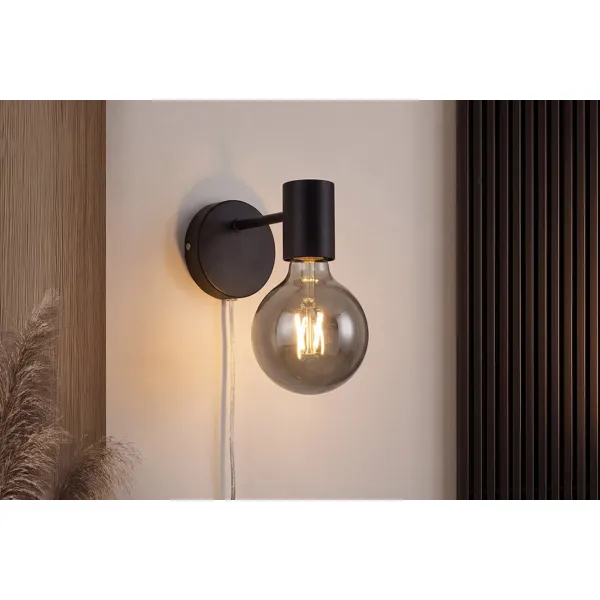 Strict vegglampe i sort metall