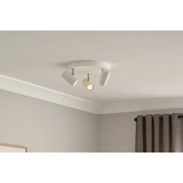 Tube taklampe i hvitt metall med tre spotter