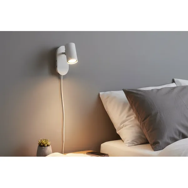 Tube vegglampe i hvit metall