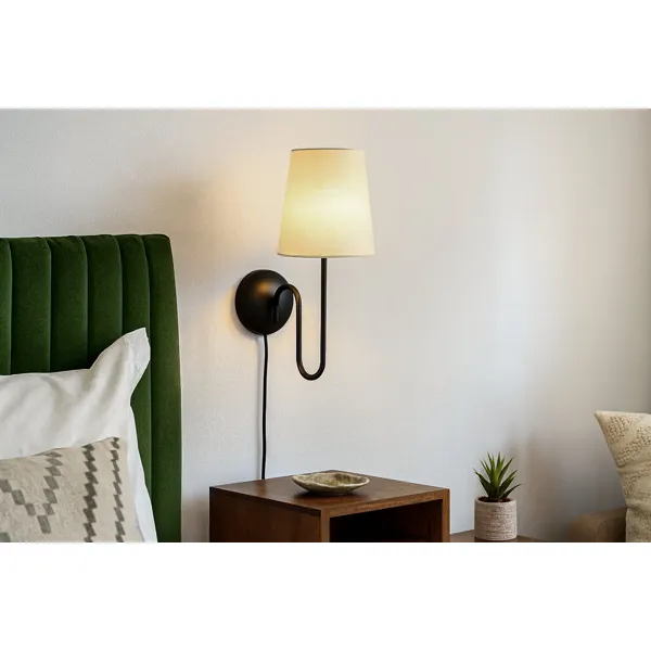 Victoria vegglampe med offwhite tekstilskjerm